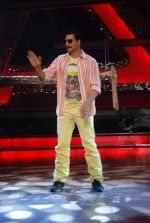 Akshay Kumar on the sets of Dance India Dance to promote Rowdy Rathore in Famous Studio on 10th April 2012 (20).JPG